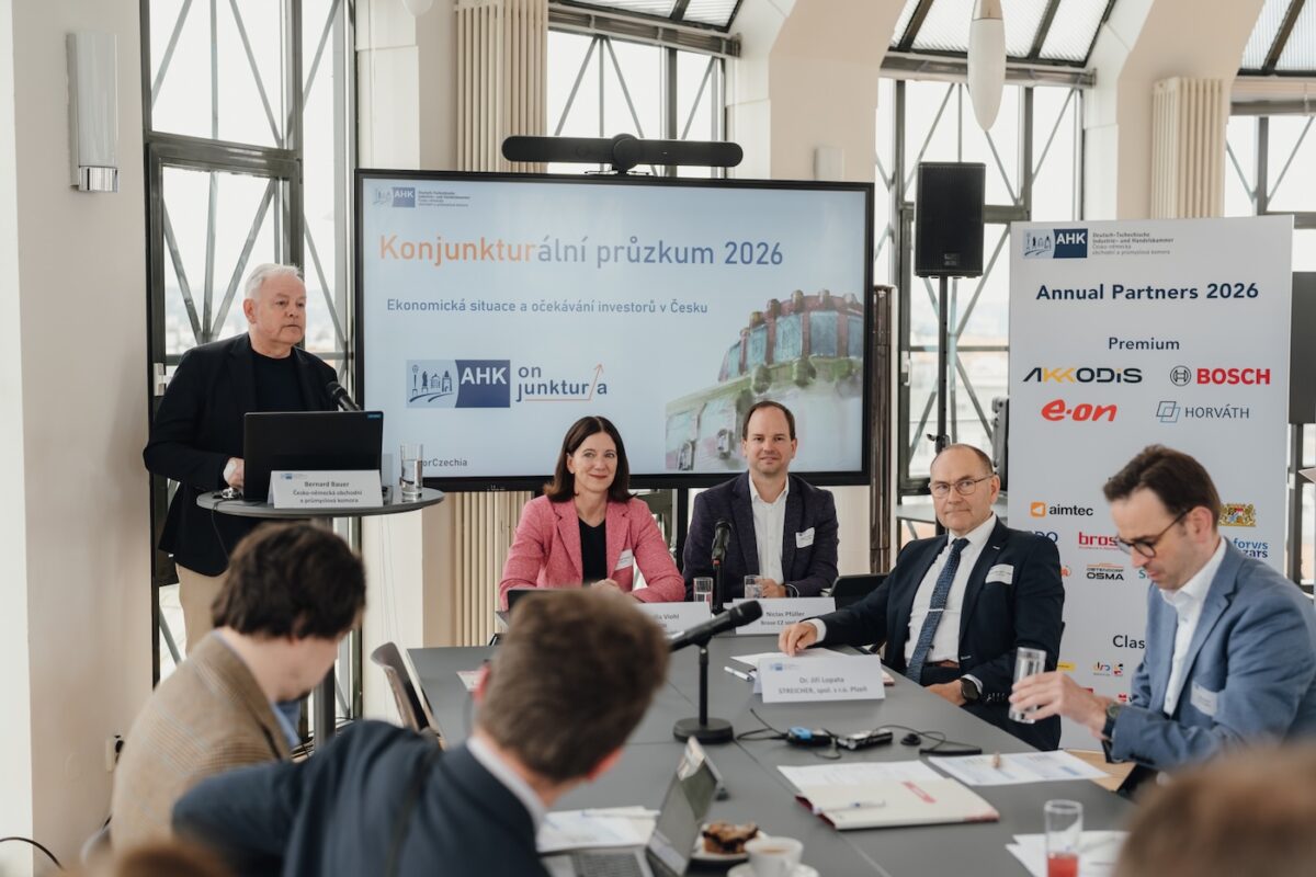 Bernard Bauer (Geschäftsführer der DTIHK), Claudia Viohl (CEO, E.ON Tschechien), Niclas Pfüller (General Manager, Brose CZ) und Dr. Jiří Lopata (CEO, Streicher spol. s ro Plzeň) bei der Pressekonferenz am Dienstag in Prag (v. l. n. r.).