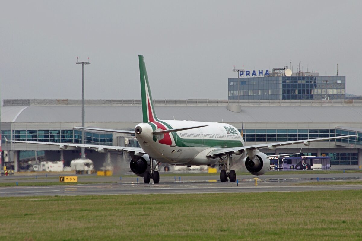 Flugverkehr in Prag: Während international vor Engpässen bei Kerosin gewarnt wird, sieht sich Tschechien derzeit gut versorgt.