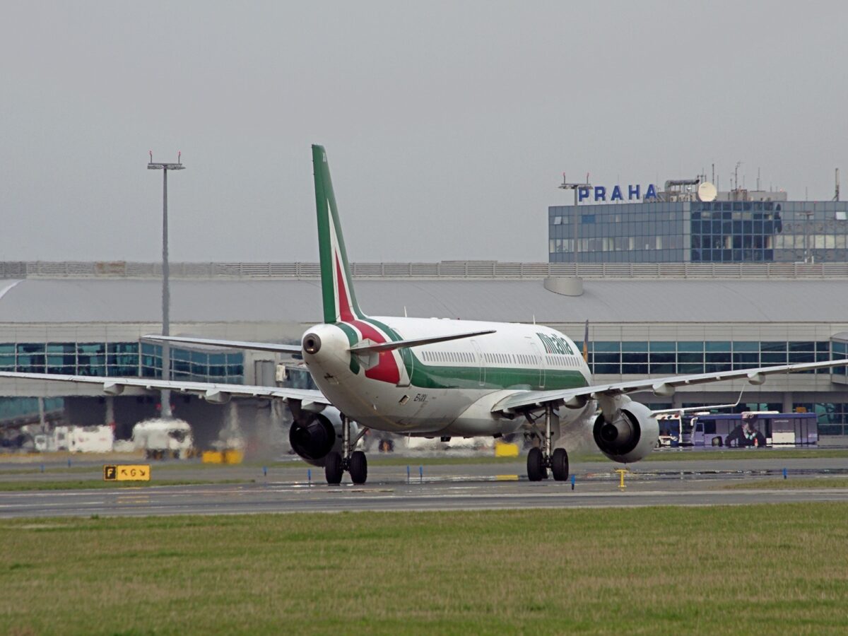 Flugverkehr in Prag: Während international vor Engpässen bei Kerosin gewarnt wird, sieht sich Tschechien derzeit gut versorgt.