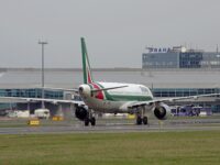 Flugverkehr in Prag: Während international vor Engpässen bei Kerosin gewarnt wird, sieht sich Tschechien derzeit gut versorgt.