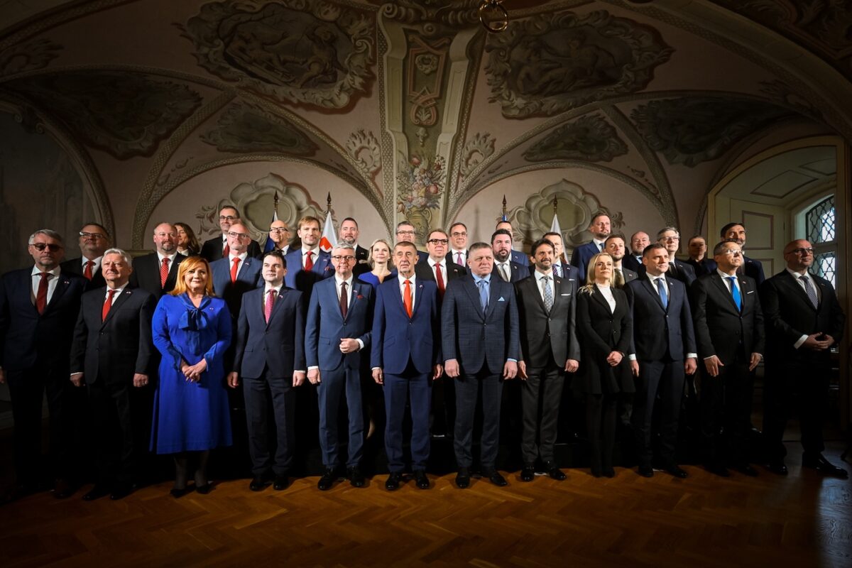 Die tschechische und slowakische Regierung beim gemeinsamen Treffen auf Schloss Nová Horka Ende März.