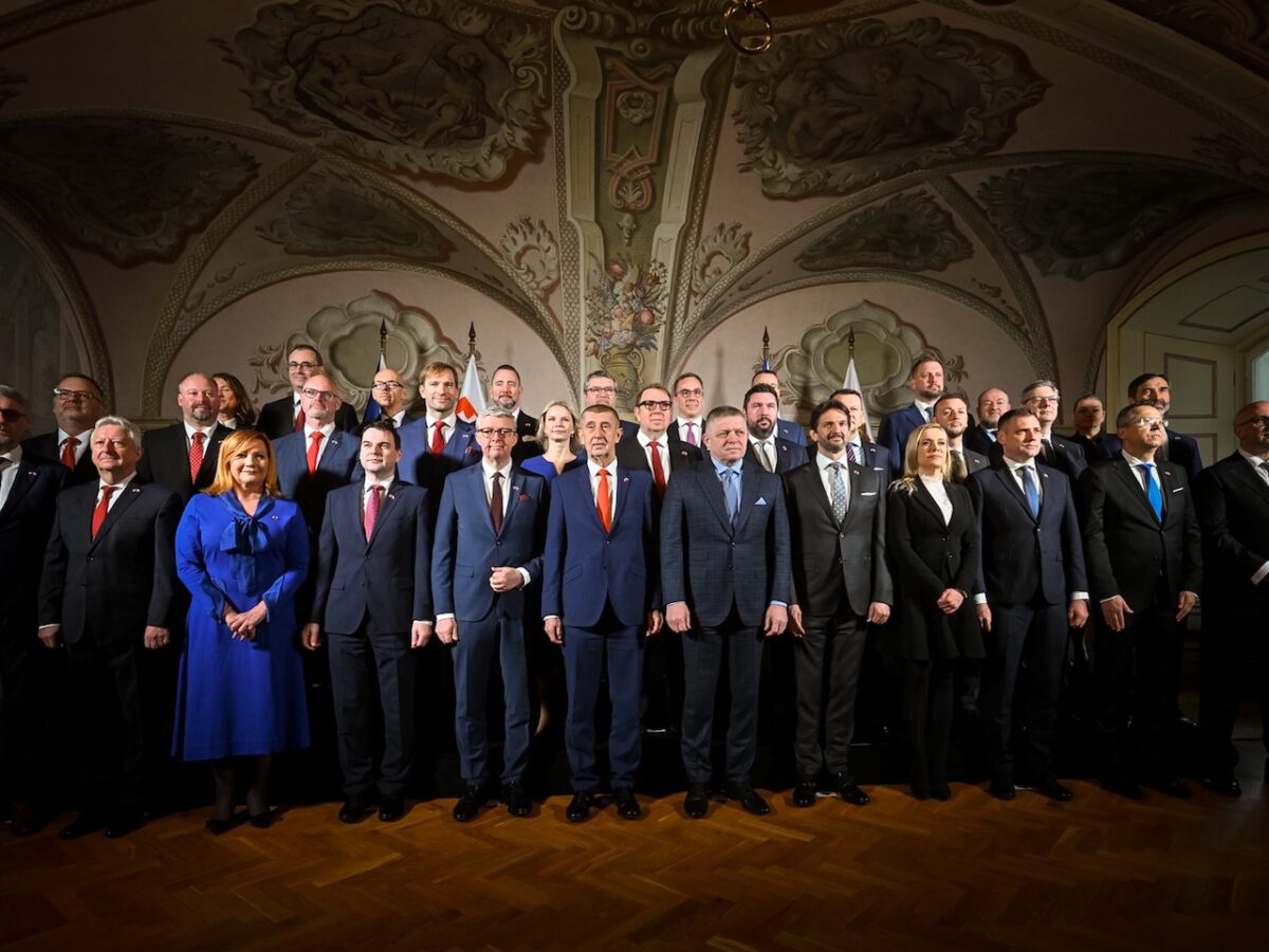 Die tschechische und slowakische Regierung beim gemeinsamen Treffen auf Schloss Nová Horka Ende März.