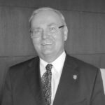 Ondrej Pöss, langjähriger Vorsitzender des Karpatendeutschen Vereins und Direktor des Karpatendeutschen Museums, prägte über Jahrzehnte das kulturelle Leben der deutschen Minderheit in der Slowakei.