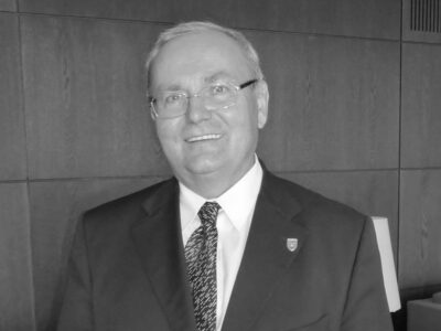 Ondrej Pöss, langjähriger Vorsitzender des Karpatendeutschen Vereins und Direktor des Karpatendeutschen Museums, prägte über Jahrzehnte das kulturelle Leben der deutschen Minderheit in der Slowakei.