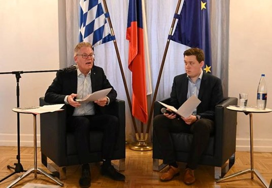 Am Mittwoch, den 15. April, fand in der Repräsentanz des Freistaats Bayern ein literarischer Abend mit Prof. Dr. Stefan Samerski (links) und Ferdinand Hauser (rechts) zum Schriftsteller Johannes Urzidil statt.