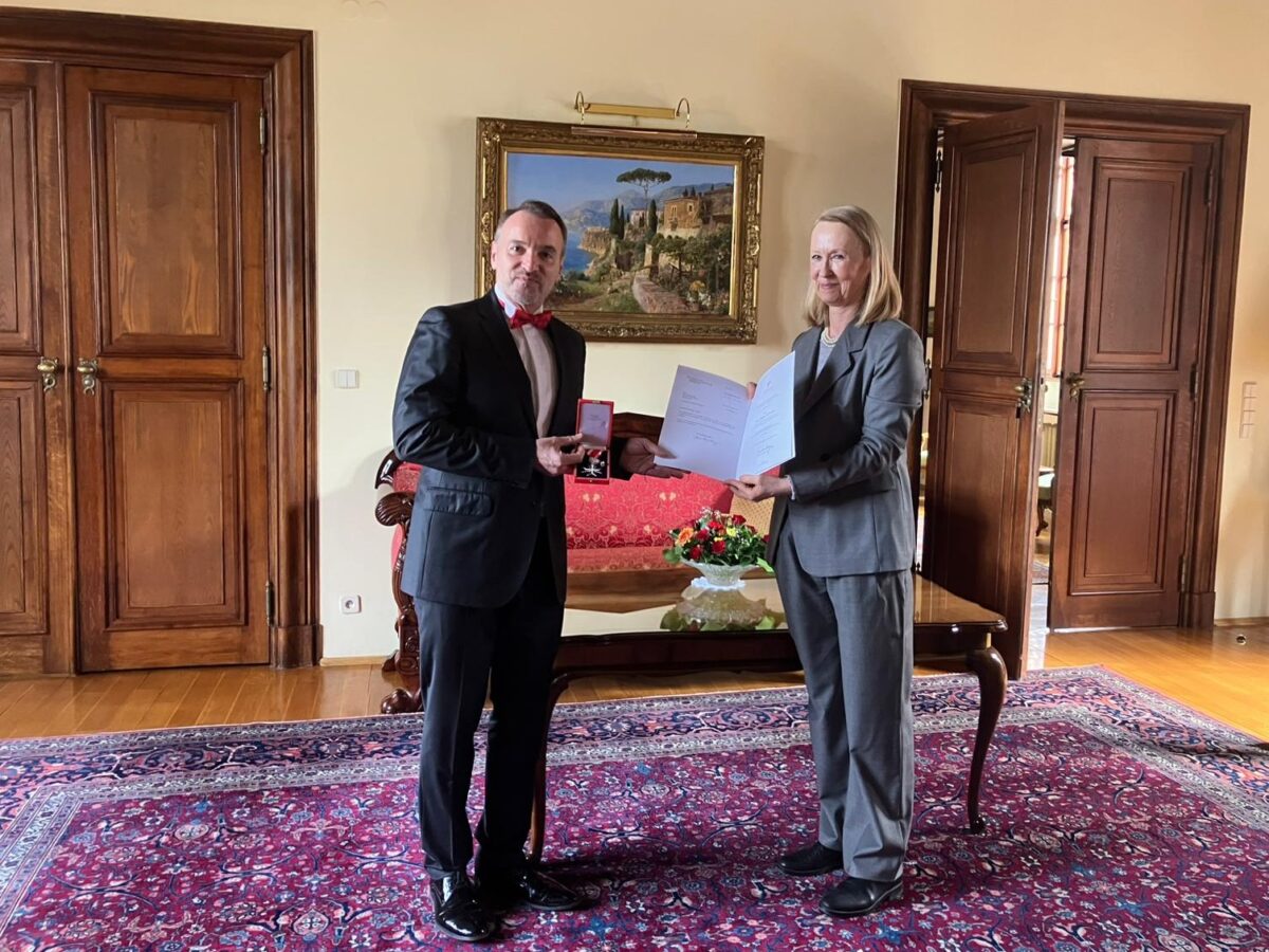 Auszeichnung in Prag: Österreichs Botschafterin Bettina Kirnbauer überreichte Martin Herbert Dzingel (links) das Silberne Ehrenzeichen für Verdienste um die Republik Österreich.