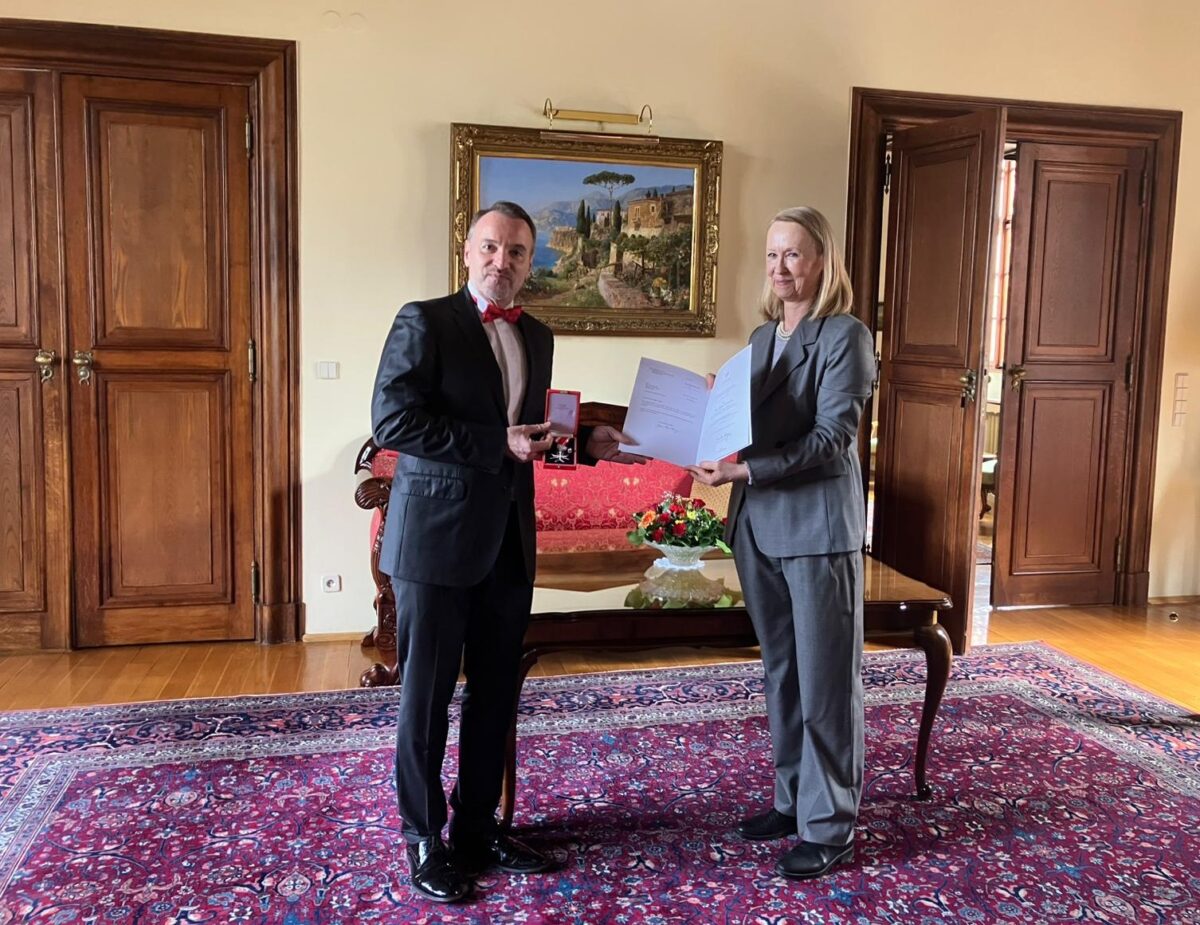 Auszeichnung in Prag: Österreichs Botschafterin Bettina Kirnbauer überreichte Martin Herbert Dzingel (links) das Silberne Ehrenzeichen für Verdienste um die Republik Österreich.