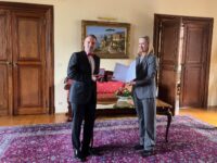 Auszeichnung in Prag: Österreichs Botschafterin Bettina Kirnbauer überreichte Martin Herbert Dzingel (links) das Silberne Ehrenzeichen für Verdienste um die Republik Österreich.