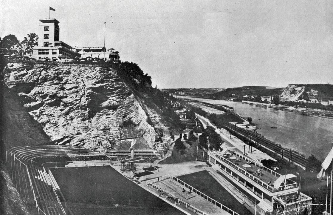 Blick auf das Schwimmbad und den Aussichtsturm 1932.