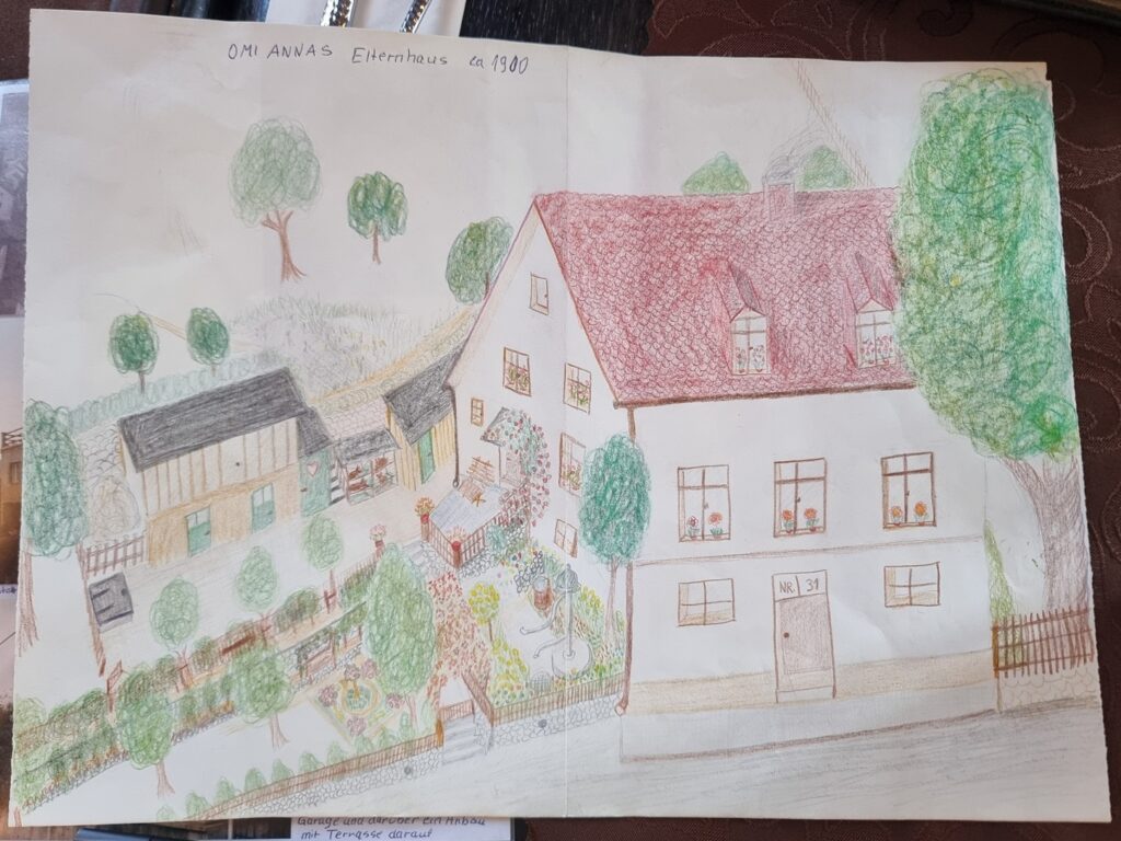 Das Haus von Helgas Großeltern in Wolfschlinge (Olšinky) – festgehalten in einer Zeichnung, die Helgas Mutter Anna nach der Vertreibung aus der Erinnerung anfertigte.