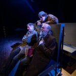 Im Theaterstück „Winterbergs letzte Reise“, das auf einem Roman von Jaroslav Rudiš basiert, trifft der Protagonist in einem Zugabteil auf verschiedenste Menschen mit persönlichen Schicksalen.