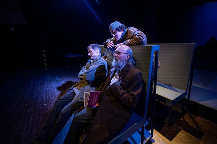 Im Theaterstück „Winterbergs letzte Reise“, das auf einem Roman von Jaroslav Rudiš basiert, trifft der Protagonist in einem Zugabteil auf verschiedenste Menschen mit persönlichen Schicksalen.