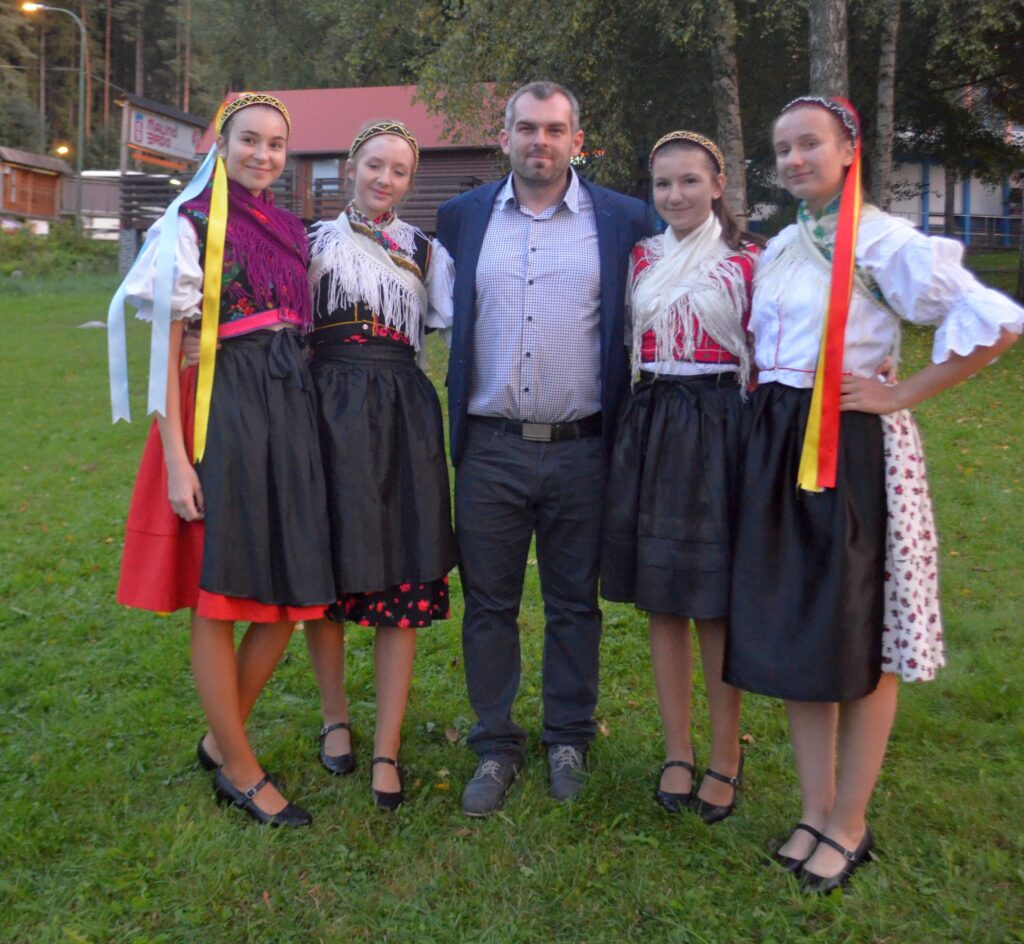 Patrik Lompart mit Mitgliedern der Karpatendeutschen Jugend aus seinem Heimatort Hopgarten (Chmeľnica).