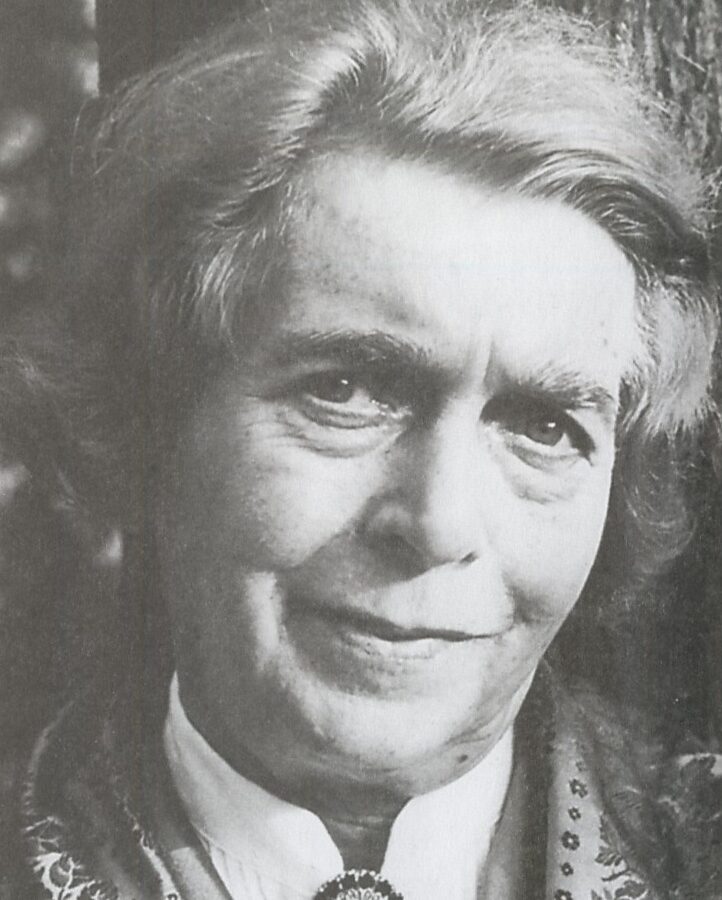 Die Schriftstellerin und Kräuterkundige Maria Treben belebte die Naturheilkunde gegen Ende des 20. Jahrhunderts in Europa.