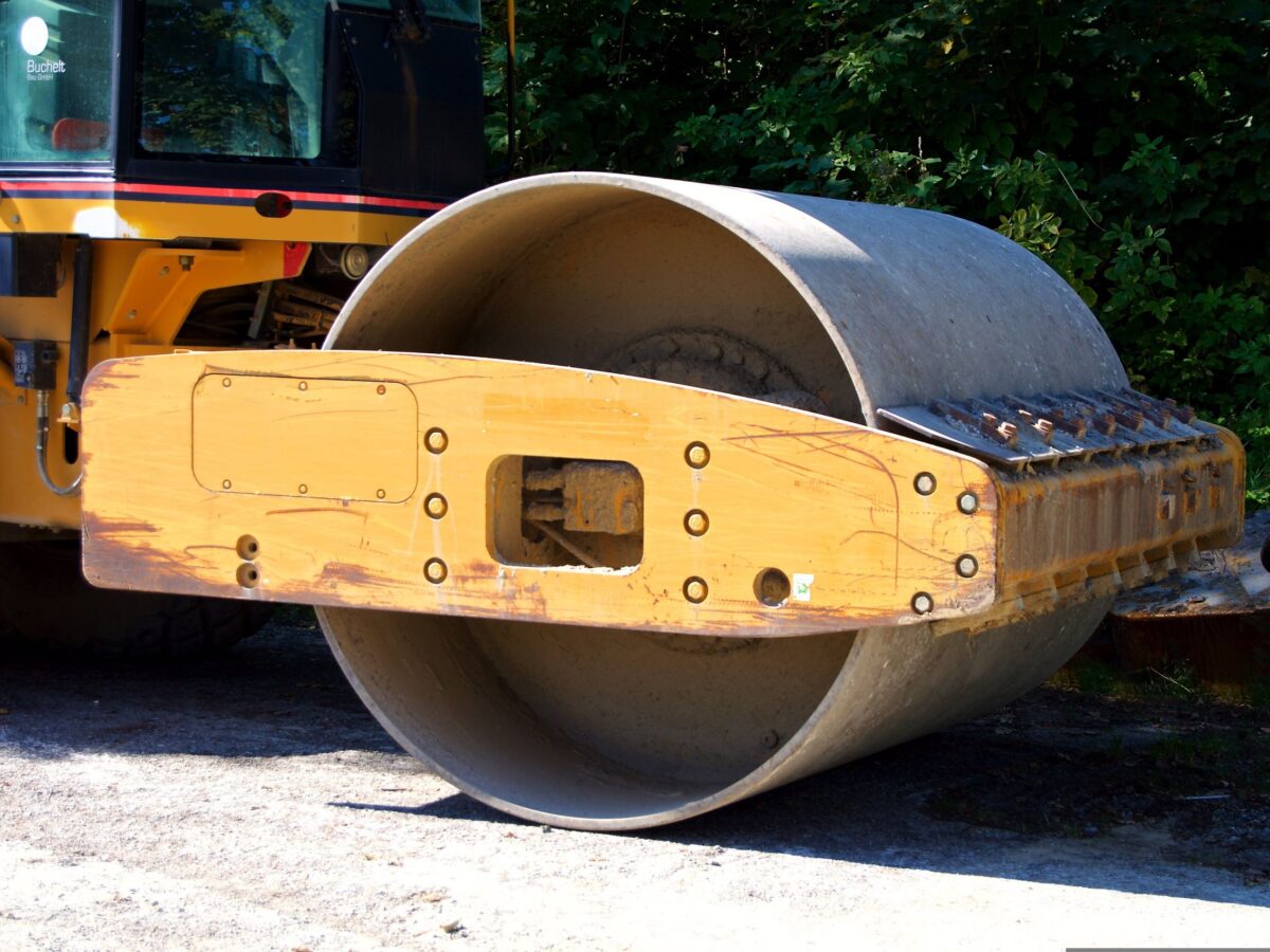 Eine ruhende Dampfwalze, wie sie bei Straßenbauarbeiten genutzt wird.
