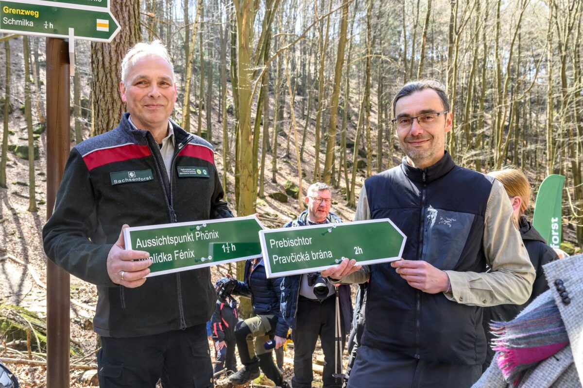Der Direktor des Nationalparks Sächsische Schweiz, Uwe Borrmeister (links), und der Direktor des Nationalparks Böhmische Schweiz, Petr Kříž (rechts), bei der Eröffnung am vergangenen Samstag.