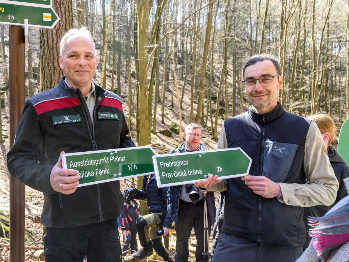 Der Direktor des Nationalparks Sächsische Schweiz, Uwe Borrmeister (links), und der Direktor des Nationalparks Böhmische Schweiz, Petr Kříž (rechts), bei der Eröffnung am vergangenen Samstag.