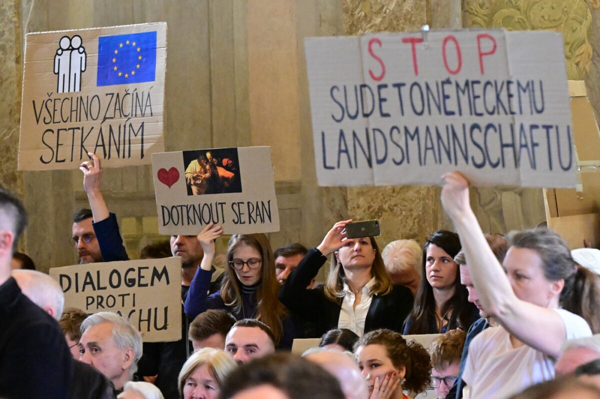 Proteste für und gegen die Ausrichtung des Sudetendeutschen Tags in Brünn. Das traditionelle Pfingsttreffen der Sudetendeutschen Landsmannschaft findet vom 22. bis zum 25. Mai 2026 zum ersten Mal in der Tschechischen Republik statt. Zu der Ausrichtung in Brünn hatte das Festival Meeting Brno eingeladen.