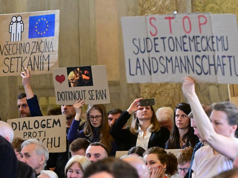 Proteste für und gegen die Ausrichtung des Sudetendeutschen Tags in Brünn. Das traditionelle Pfingsttreffen der Sudetendeutschen Landsmannschaft findet vom 22. bis zum 25. Mai 2026 zum ersten Mal in der Tschechischen Republik statt. Zu der Ausrichtung in Brünn hatte das Festival Meeting Brno eingeladen.