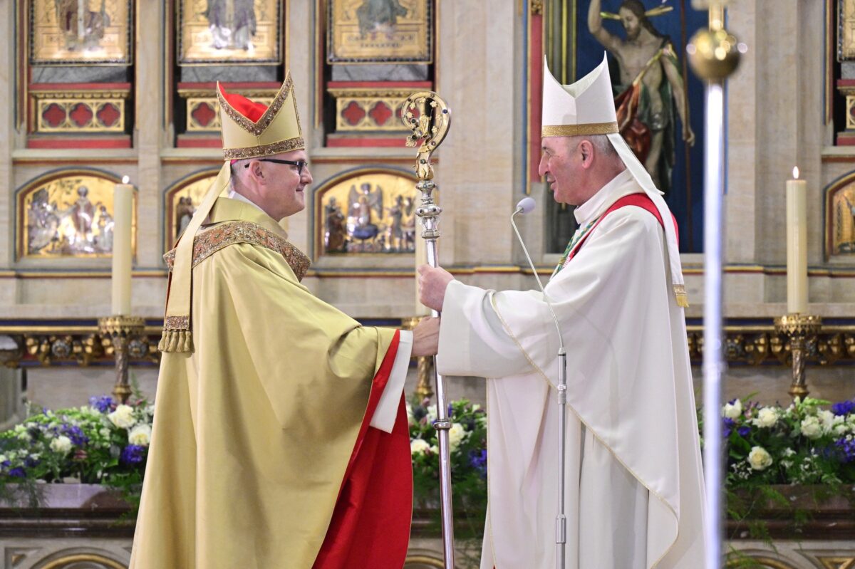 Jan Graubner (rechts) übergibt das Amt des Prager Erzbischofs an Stanislav Přibyl (links).