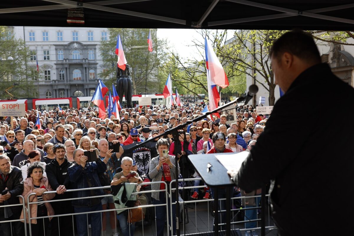 Neben Plakaten hielten viele Demonstranten die tschechische Nationalflagge nach oben.