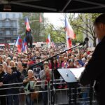 Neben Plakaten hielten viele Demonstranten die tschechische Nationalflagge nach oben.
