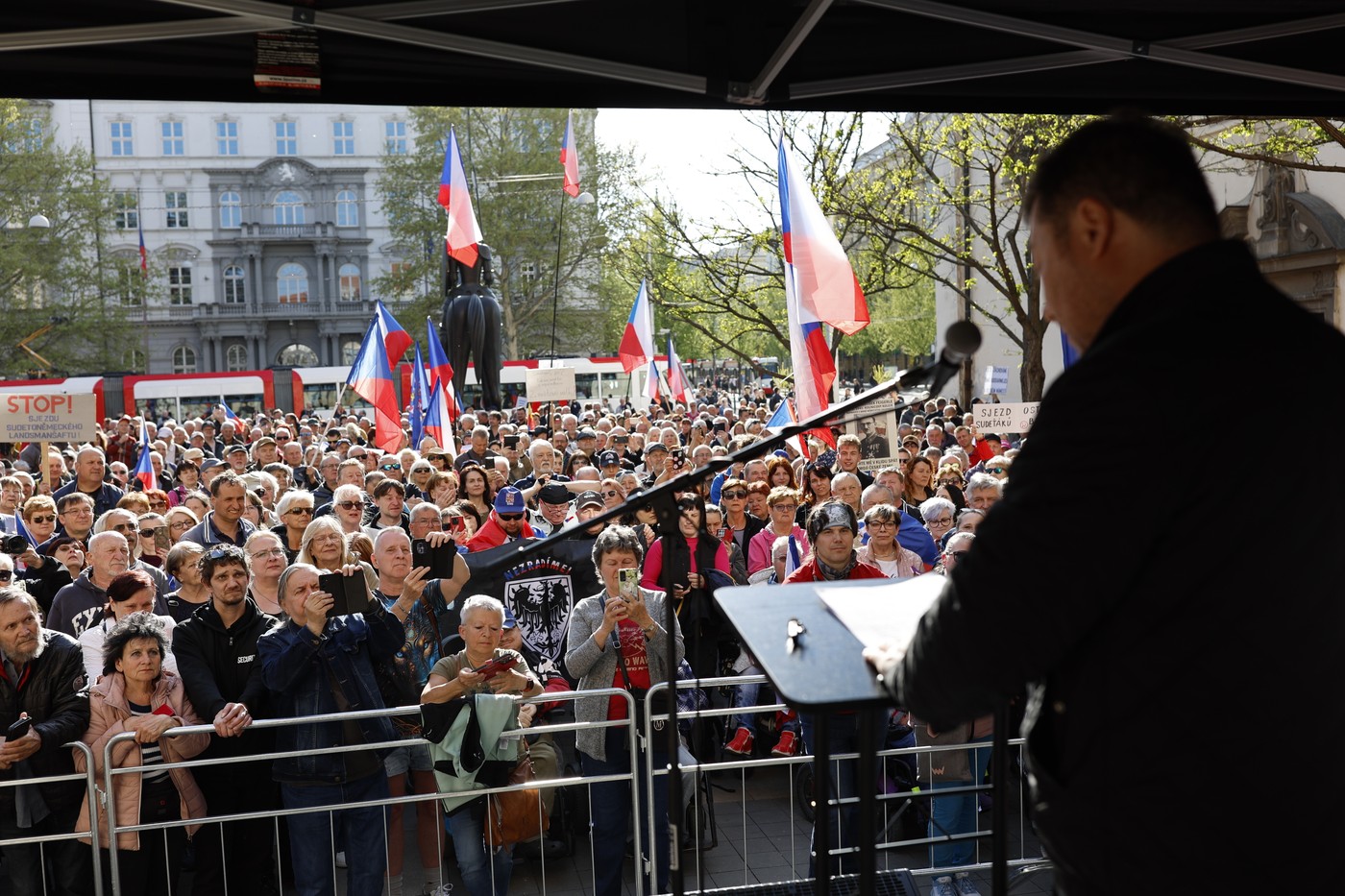 Neben Plakaten hielten viele Demonstranten die tschechische Nationalflagge nach oben.