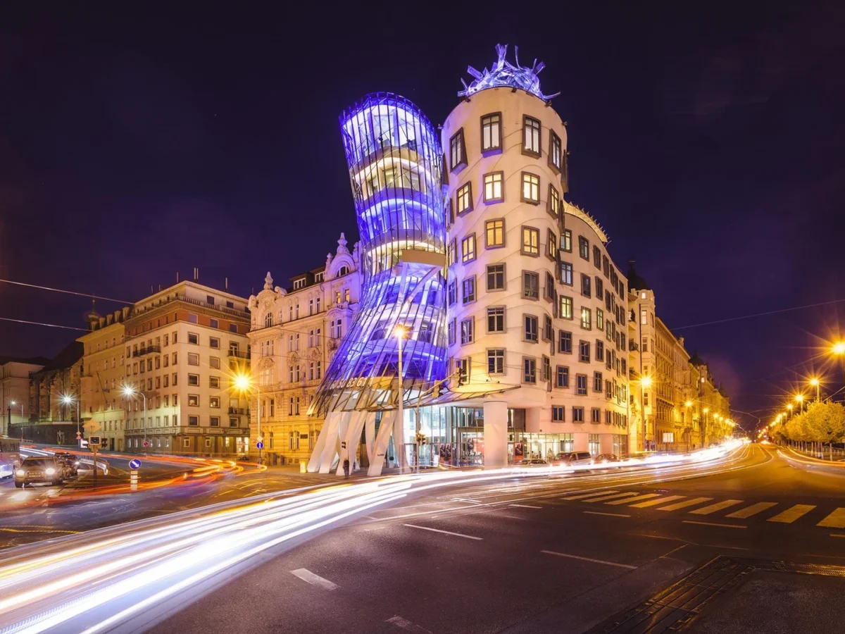 Das Tanzende Haus bei Nacht.