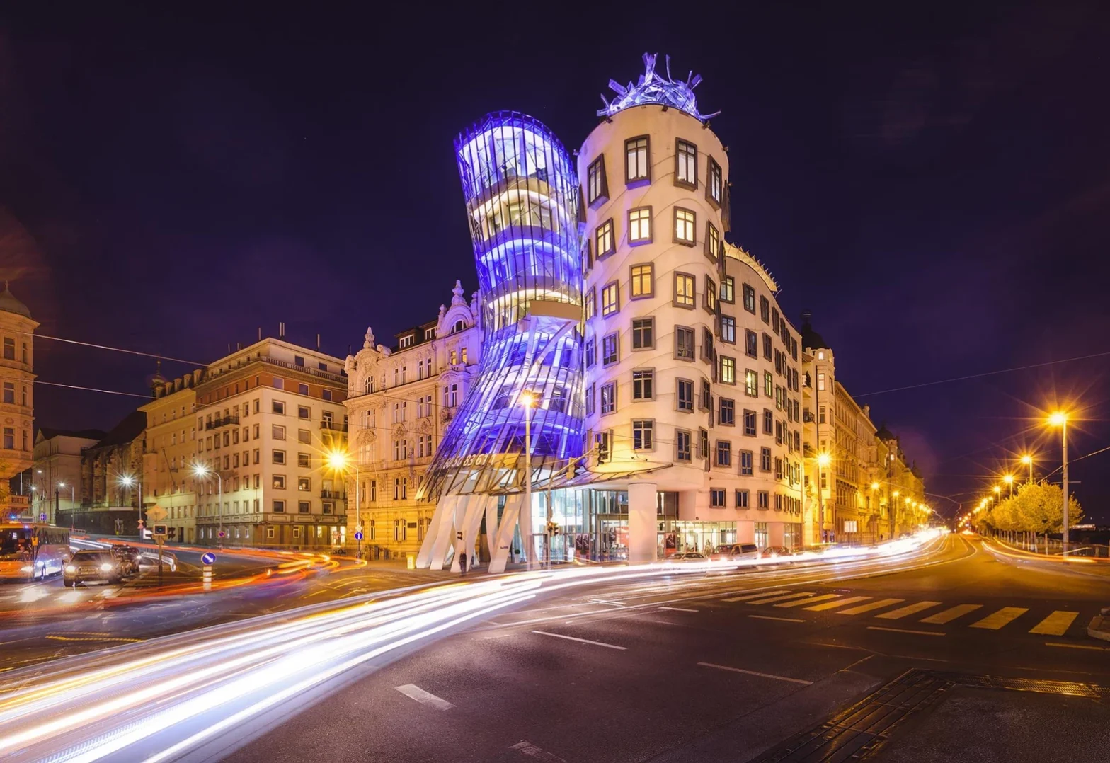 Das Tanzende Haus bei Nacht.