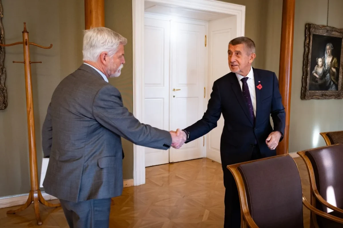 Foto vom November 2025, als Präsident Petr Pavel den Wahlsieger Andrej Babiš (ANO) auf der Prager Burg empfing, um über das Regierungsprogramm zu beraten. Zwischen Präsident und Regierung könnte es nun zu einem Kompetenzstreit kommen.