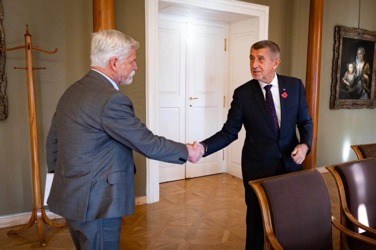 Foto vom November 2025, als Präsident Petr Pavel den Wahlsieger Andrej Babiš (ANO) auf der Prager Burg empfing, um über das Regierungsprogramm zu beraten. Zwischen Präsident und Regierung könnte es nun zu einem Kompetenzstreit kommen.