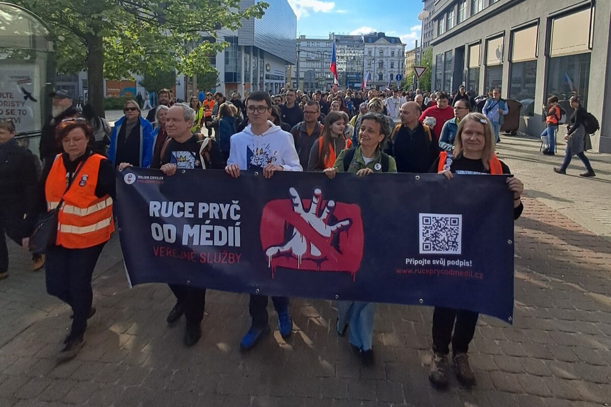 „Ruce pryč od médií“ (dt.: „Hände weg von den Medien“) lautete das Motto der Demonstrationen, zu denen die Initiative „Milion chvilek pro demokracii“ gestern in ganz Tschechien aufgerufen hatte – wie hier in Reichenberg (Liberec).