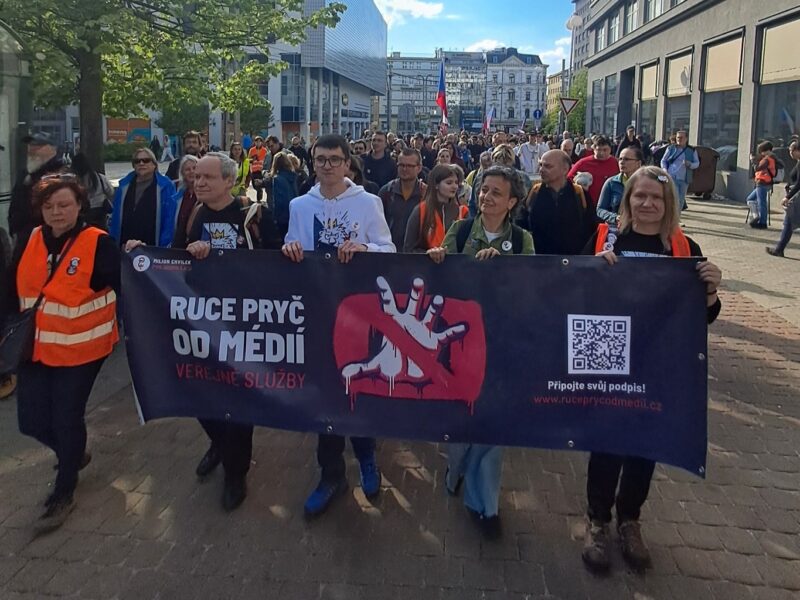 „Ruce pryč od médií“ (dt.: „Hände weg von den Medien“) lautete das Motto der Demonstrationen, zu denen die Initiative „Milion chvilek pro demokracii“ gestern in ganz Tschechien aufgerufen hatte – wie hier in Reichenberg (Liberec).