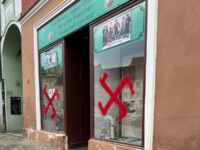 Begegnungszentrum der deutschen Minderheit in Eger mit Hakenkreuzen beschmiert