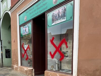 Das Schaufenster des Bunds der Deutschen – Landschaft Egerland – beschmiert mit Hakenkreuzen.