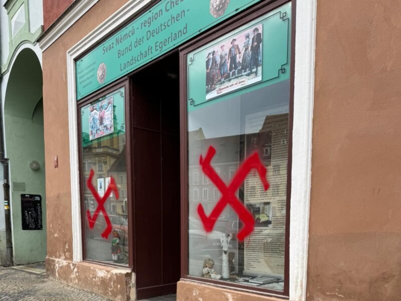 Begegnungszentrum der deutschen Minderheit in Eger mit Hakenkreuzen beschmiert