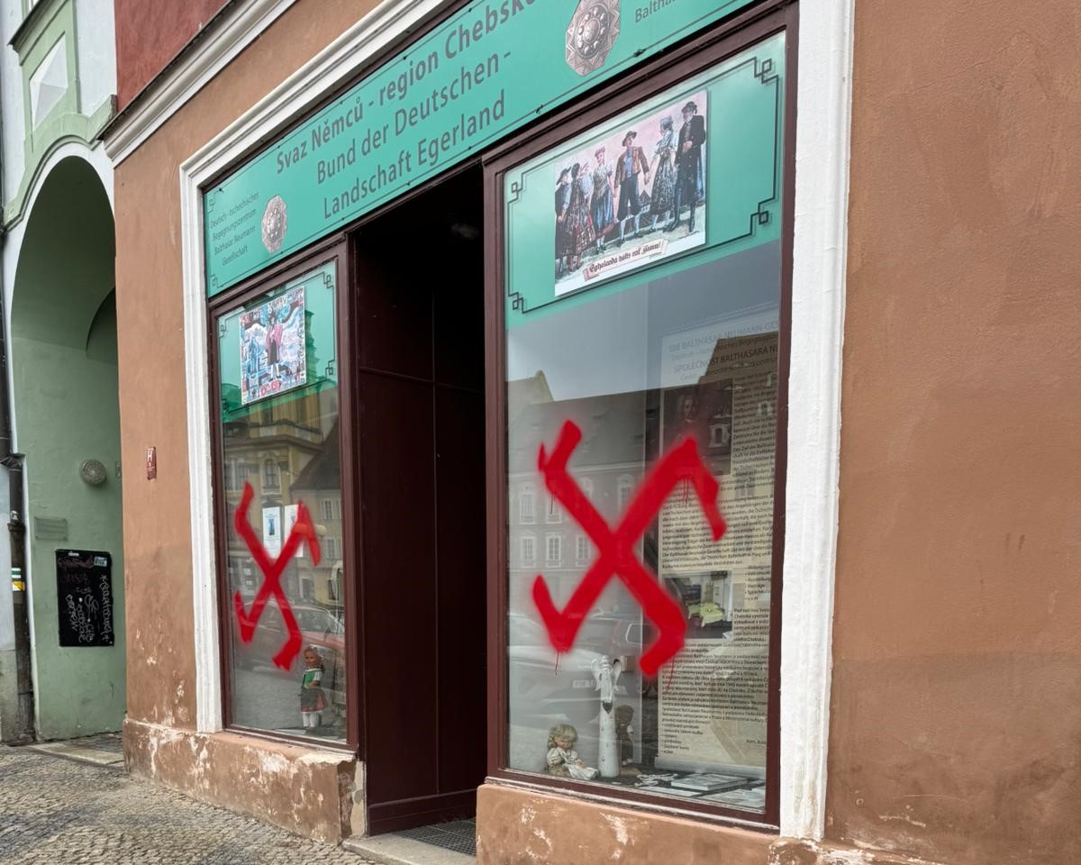 Das Schaufenster des Bunds der Deutschen – Landschaft Egerland – beschmiert mit Hakenkreuzen.