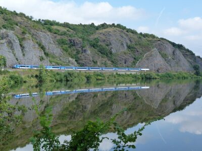 Der Ausbau des grenzüberschreitenden Bahnverkehrs zwischen Dresden und Prag ist schon seit mehreren Jahren Gegenstand zwischen Sachsen und Tschechien. Die bisherige Strecke Dresden-Prag führt durch das enge Elbtal.