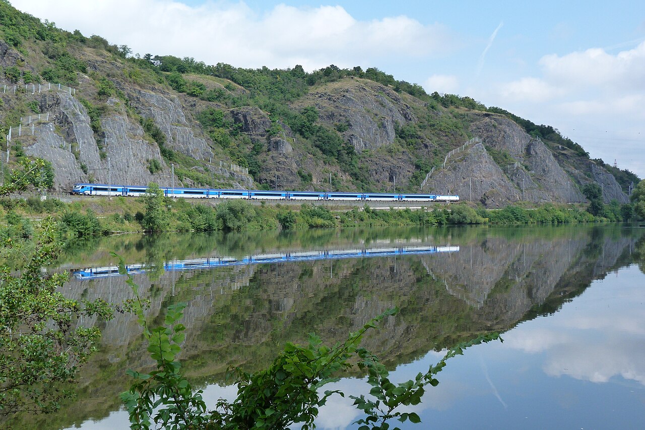 Der Ausbau des grenzüberschreitenden Bahnverkehrs zwischen Dresden und Prag ist schon seit mehreren Jahren Gegenstand zwischen Sachsen und Tschechien. Die bisherige Strecke Dresden-Prag führt durch das enge Elbtal.
