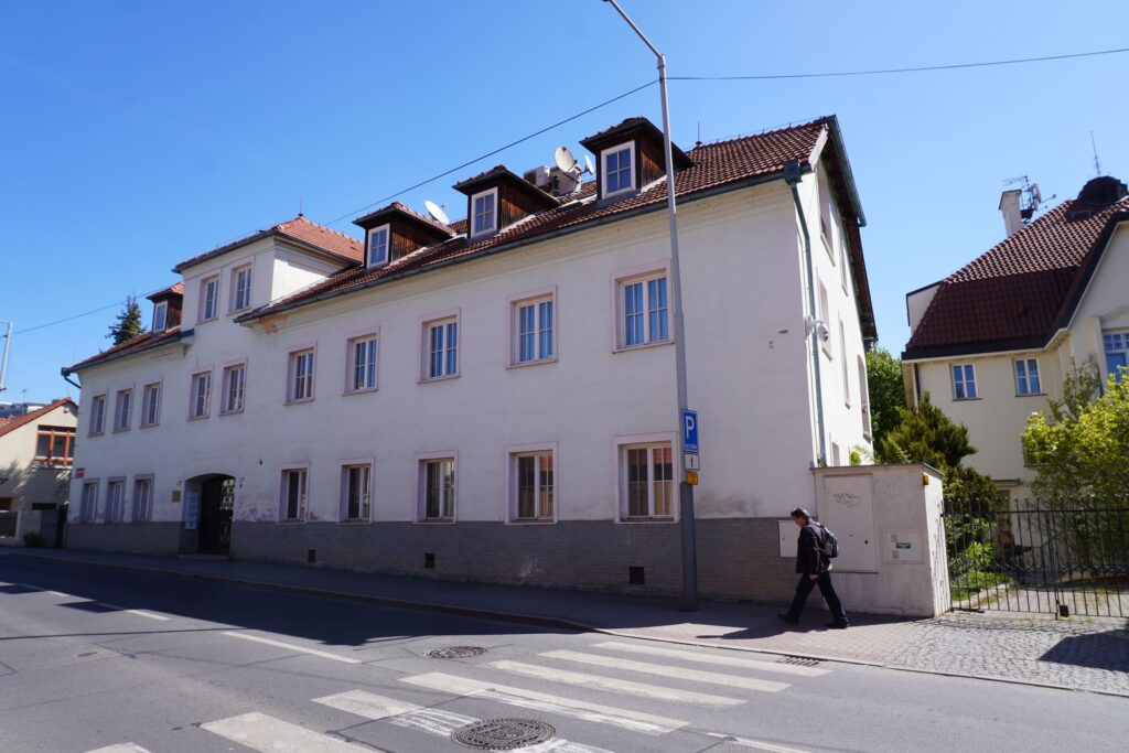 Philipp Scheidemann lebte ab 1933 mit seiner Tochter in einer Notunterkunft am südlichen Rand von Prag.