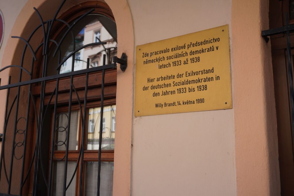 Am Gebäude, wo sich von 1933 bis 1938 der Exilvorstand der Sozialdemokraten aufhielt, hat Willy Brandt 1990 eine Gedenktafel angebracht.