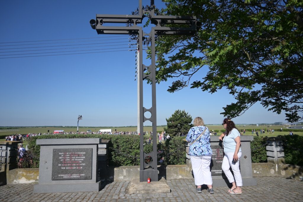 Das Mahnmal in Pohrlitz (Pohořelec) wurde in der Nacht zum Samstag mit Hakenkreuzen beschmiert.