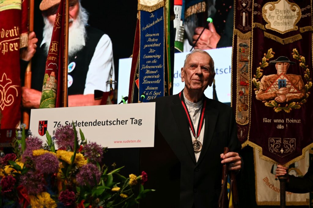 Der Brünner Ehrenbürger Milan Uhde nahm den Europäischen Karls-Preis der Sudetendeutschen Landsmannschaft entgegen. Der Sohn einer jüdisch-tschechischen Familie gehört zu den bedeutendsten Fürsprechern der Aussöhnung zwischen Tschechen und Sudetendeutschen.