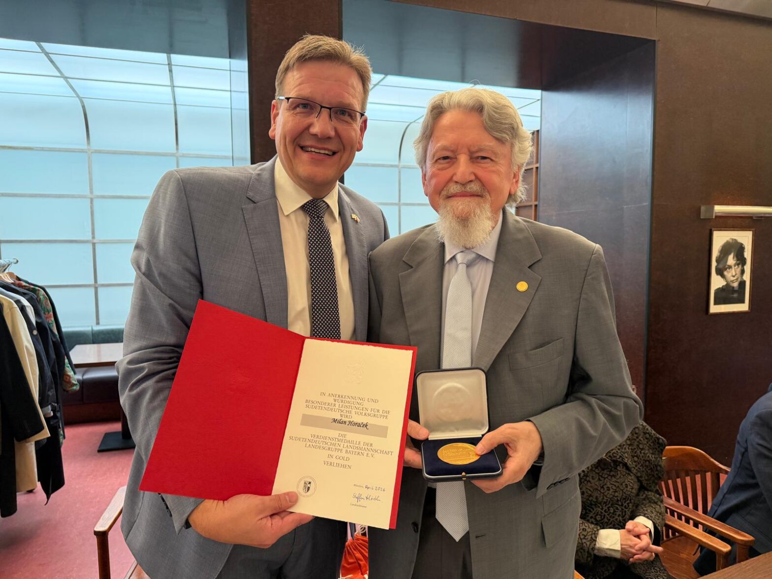 Auszeichnung in Prag: Milan Horáček (r.) erhält die Goldene Verdienstmedaille der Landesgruppe Bayern der Sudetendeutsche Landsmannschaft. Überreicht wurde die Ehrung von Landesobmann Steffen Hörtler (l.).