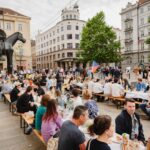 Beim „Langen Tisch“ auf dem Mährischen Platz kamen Tschechen, Sudetendeutsche und weitere Gäste bei Essen, Getränken und Musik miteinander ins Gespräch. Die Begegnungsveranstaltung gehörte zu den Höhepunkten des Festivals Meeting Brno und des Sudetendeutschen Tags.