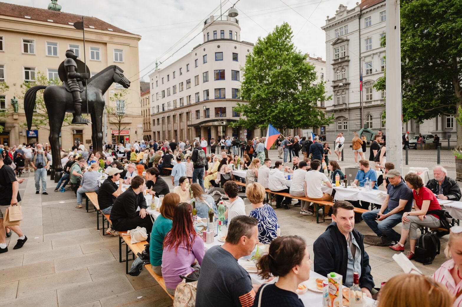 Beim „Langen Tisch“ auf dem Mährischen Platz kamen Tschechen, Sudetendeutsche und weitere Gäste bei Essen, Getränken und Musik miteinander ins Gespräch. Die Begegnungsveranstaltung gehörte zu den Höhepunkten des Festivals Meeting Brno und des Sudetendeutschen Tags.