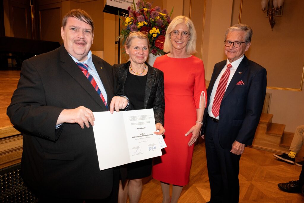 Der Bundesvorsitzende der Sudetendeutschen Landsmannschaft (SL) Bernd Posselt, Petra Laurin, die bayerische Staatsministerin für Familie und Soziales Ulrike Scharf sowie der Bundeskulturreferent der SL, Ulf Bernd Broßmann, bei der Verleihung des Großen Sudetendeutschen Kulturpreises im Besední dům in Brünn (Brno).