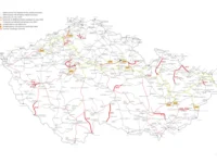 Die Karte der tschechischen Eisenbahnverwaltung (SŽ) zeigt die bis 2033 geplante Elektrifizierung weiterer Bahnstrecken sowie den Ausbau des europäischen Zugsicherungssystems ETCS. Besonders betroffen sind wichtige Transitkorridore und regionale Verbindungen im ganzen Land.