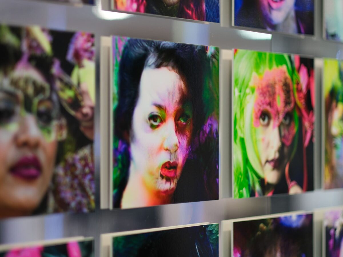 Bevor die Ausstellung “Pixel und Poetik” ab dem 21. Mai 2026 in Prag präsentiert wird, war sie in London und Paris zu sehen.