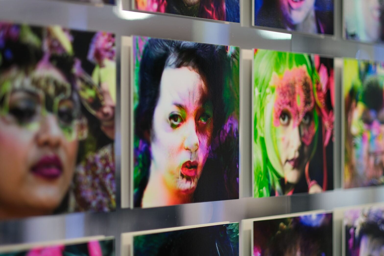 Bevor die Ausstellung “Pixel und Poetik” ab dem 21. Mai 2026 in Prag präsentiert wird, war sie in London und Paris zu sehen.